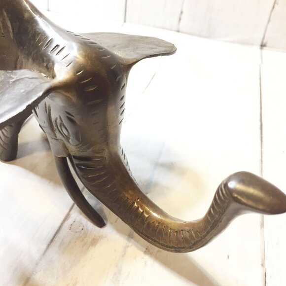 Large Sitting Brass Elephant Brutalist Carved India Trump Up Large Ears Long Tru - Picture 12 of 13